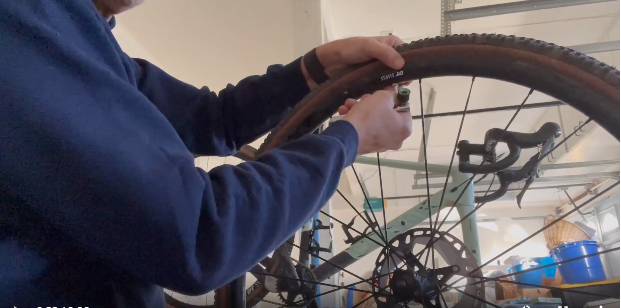how to inflate a tubeless bike tire